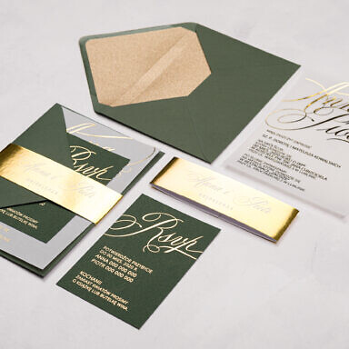 Ciemnozielone zaproszenie ślubne na karcie półprzeźroczystej z nadrukiem metalicznym