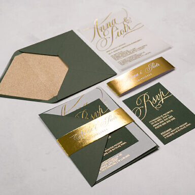 Zielone zaproszenie ślubne z kolorową kopertą i kartą na kalce ze złoceniem