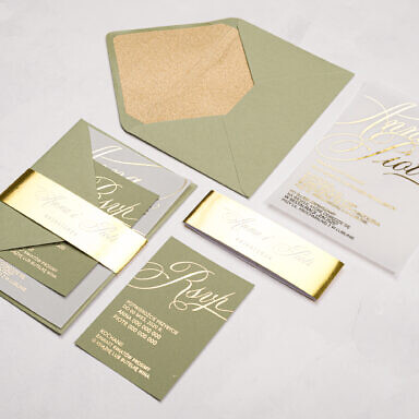 Oliwkowe zaproszenie ślubne z dużą kartą z kalki ze złoceniem i kolorowym bilecikiem
