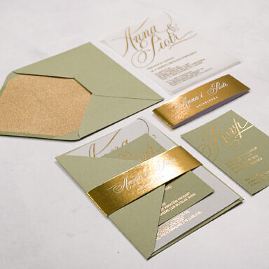 Jasno zielone zaproszenie ślubne z brokatową wklejką i złotą opaską