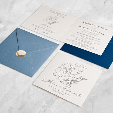 Zaproszenie ślubne szkic młodej pary z listkami z kolorową kopertą i złotą naklejką