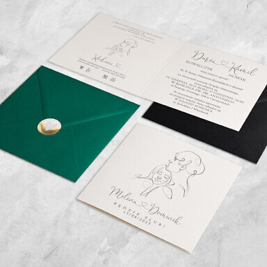 Zaproszenie ślubne kontur młodej tulącej się pary z kolorową kopertą i naklejką