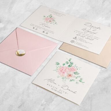 Minimalistyczny bukiet kwiatów na zaproszeniu ślubnym z kolorową kopertą i naklejką