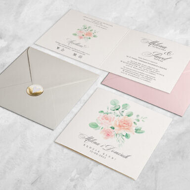 Łososiowe zaproszenie ślubne z kwiatami z kolorową kopertą i złotą naklejką