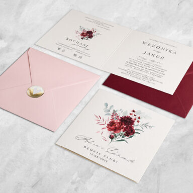 Ciemnoczerwone zaproszenie ślubne z kwiatami z kolorową kopertą i złotą naklejką