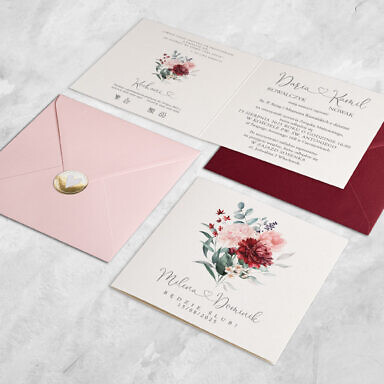Bordowy zaproszenie ślubne z kwiatami z kolorową kopertą i złotą naklejką
