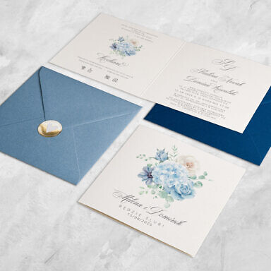 Lazurowe zaproszenie ślubne z kwiatami z kolorową kopertą i złotą naklejką