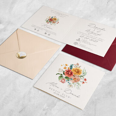 Kolorowe zaproszenie ślubne z kwiatami z kolorową kopertą i złotą naklejką