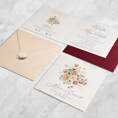 Łososiowy róż zaproszenie ślubne z kwiatami z kolorową kopertą i złotą naklejką