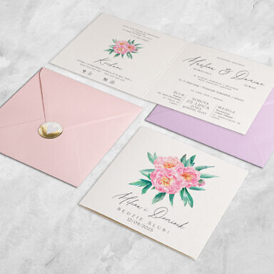 Różowe zaproszenie ślubne z kwiatami z kolorową kopertą i złotą naklejką