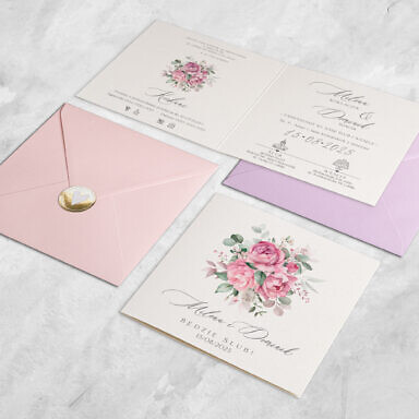 Fioletowe zaproszenie ślubne z kwiatami z kolorową kopertą i złotą naklejką