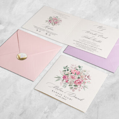 Liliowe zaproszenie ślubne z kwiatami z kolorową kopertą i złotą naklejką