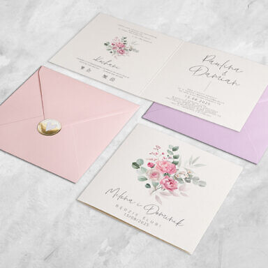 Z liśćmi eukaliptusa zaproszenie ślubne z kwiatami z kolorową kopertą i złotą naklejką