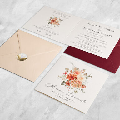 Beżowe zaproszenie ślubne z kwiatami z kolorową kopertą i złotą naklejką