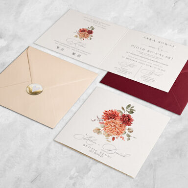 Mahoniowe zaproszenie ślubne z kwiatami z kolorową kopertą i złotą naklejką