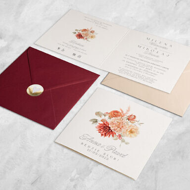 Brązowe zaproszenie ślubne z kwiatami z kolorową kopertą i złotą naklejką