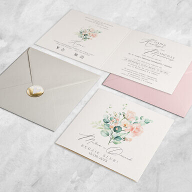 Brzoskwiniowe zaproszenie ślubne z kwiatami z kolorową kopertą i złotą naklejką