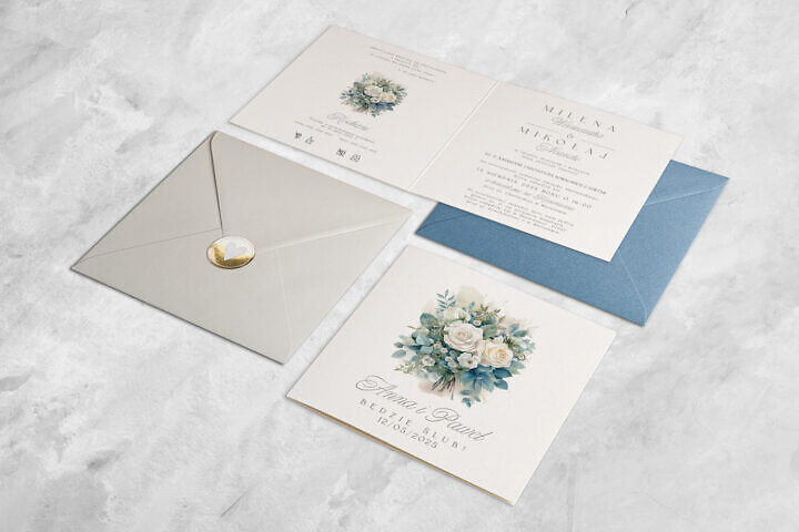 Zaproszenie ślubne z białą różą i niebieskimi listkami z kopertą i naklejką