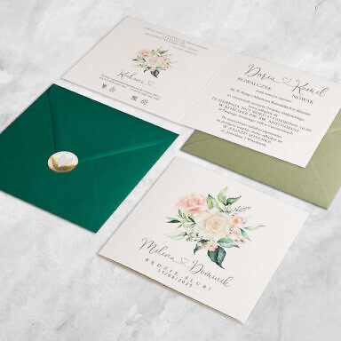 Biała róża zaproszenie ślubne z kwiatami z kolorową kopertą i złotą naklejką