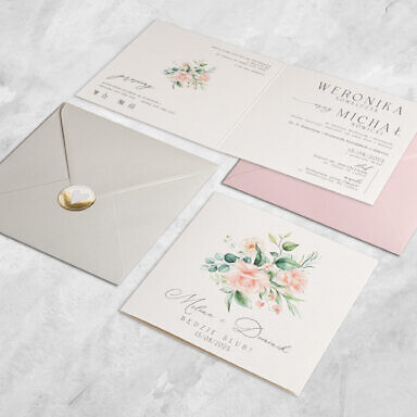 Jasno różowe zaproszenie ślubne z kwiatami z kolorową kopertą i złotą naklejką
