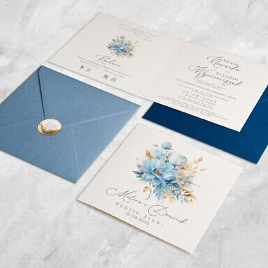 Niebieskie zaproszenie ślubne z kwiatami z kolorową kopertą i złotą naklejką