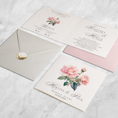 Różowe róże zaproszenie ślubne z kolorową kopertą i złotą naklejką