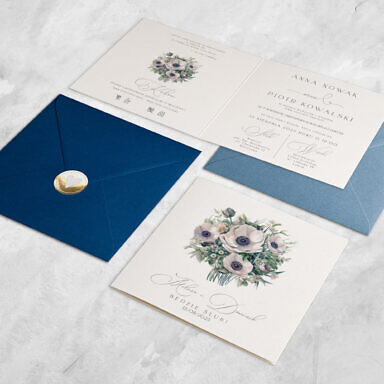 Zaproszenie ślubne z anemonami z przykurzoną niebieską kopertą i naklejką
