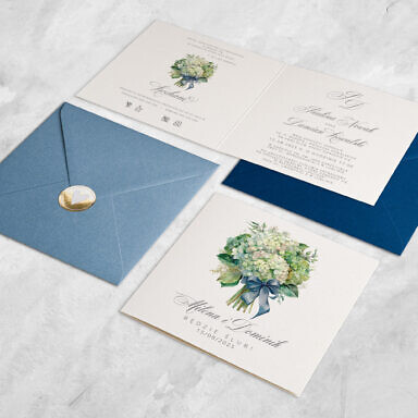 Zaproszenie ślubne z białymi kwiatami ze wstążką z kopertą i naklejką