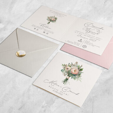 Zaproszenie ślubne bukiet jasnych kwiatów z kolorową kopertą i złoconą naklejką