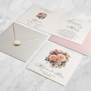 Beżowy bukiet na zaproszeniu ślubnym z kwiatami w zestawie z kopertą