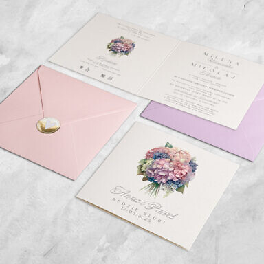 Otwierane w bok zaproszenie ślubne z fioletowymi kwiatami z kopertą i naklejką