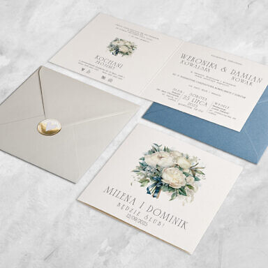 Zaproszenie ślubne z motywem białych kwiatów z kopertą i złotą naklejką