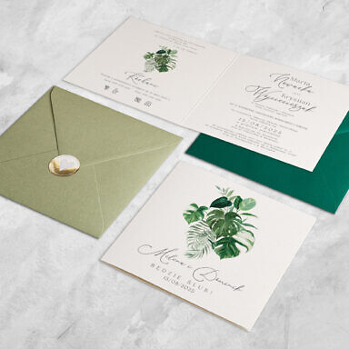 Zaproszenie ślubne z liśćmi monstery z zieloną kopertą i naklejką