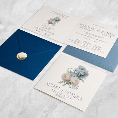 Zaproszenie ślubne z białą różą z kolorową kopertą i naklejką