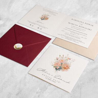 Zaproszenie ślubne z delikatnymi kwiatami z kolorową kopertą i naklejką
