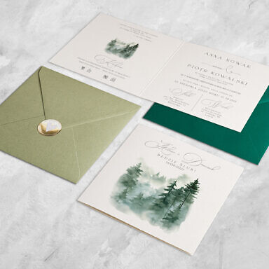 Zaproszenie ślubne z lasem iglastym z kolorową kopertą i złotą naklejką