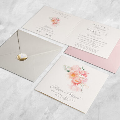 Pomarańczowe zaproszenie ślubne z kwiatami z kolorową kopertą i złotą naklejką