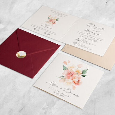 Brzoskwiniowe zaproszenie ślubne z kwiatami z kolorową kopertą i złotą naklejką