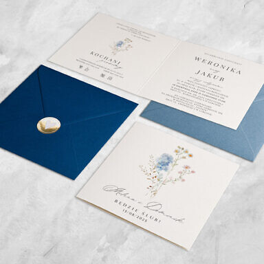 Minimalistyczne zaproszenie ślubne z kwiatami z kolorową kopertą i złoconą naklejką
