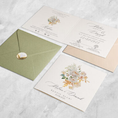 Zaproszenie ślubne z kwiatami białych róż z kolorową kopertą i złotą naklejką