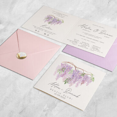 Zaproszenie ślubne bawełniane z kwiatami fioletowego bzu z kopertą i złotą naklejką