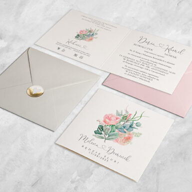 Zaproszenie ślubne z pomarańczowymi kwiatami z kolorową kopertą i okrągłą złotą naklejką