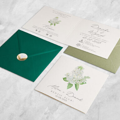 Zaproszenie ślubne otwierane w bok z białym bzem z kolorową kopertą i naklejką