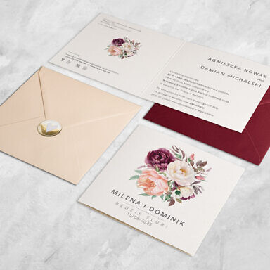 Zaproszenie ślubne otwierane w bok z kwiatami z kopertą i złotą naklejką