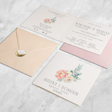Zaproszenie ślubne z białymi kwiatami i kolorową kopertą i naklejką