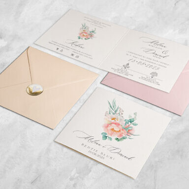 Zaproszenie ślubne z pomarańczowymi kwiatami z kolorową kopertą i okrągłą złotą naklejką