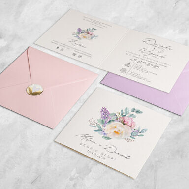 Zaproszenie ślubne z piwonią i bzem z kolorową kopertą i naklejką