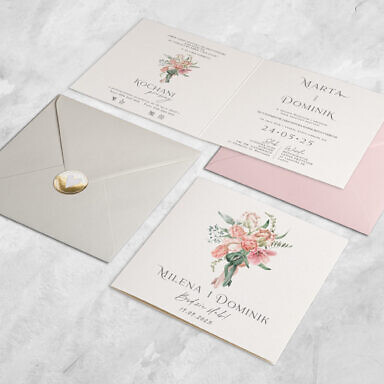 Zaproszenie ślubne bukiet różowych kwiatów ze wstążką, kolorową kopertą i złotą naklejką