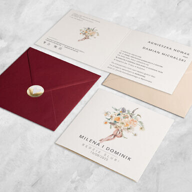 Zaproszenie ślubne bukiet delikatnych kwiatów ze wstążką, bordową kopertą i naklejką