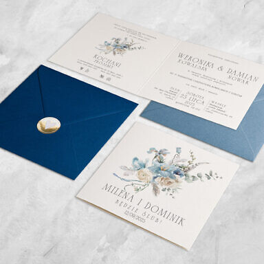 Zaproszenie ślubne z niebieskimi kwiatami z kopertą i złoconą naklejką